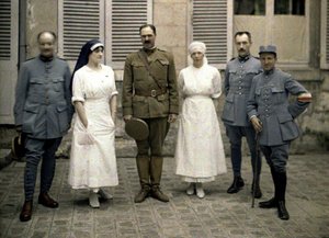 Francouzští vojenští lékaři a zdravotní sestry před nemocnicí Saint-Paul, Soissons, Aisne, Francie, 1917 (autochrom) od Fernand Cuville