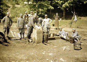 Skupina francouzských vojáků prajících prádlo u studny, Soissons, Aisne, 1917 (autochrom) od Fernand Cuville