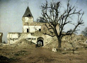 Těžce poškozený hrad a strom, kde kdysi odpočíval Napoleon III, Ham, Somme, Francie, 1917 (autochrom)