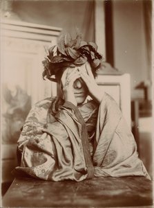 Žena opřená o stůl, ruce před obličejem od Fernand Khnopff