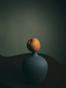 Váza v barvě tmavé broskve od FiguraNYC Photography
