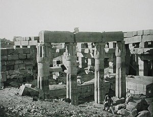 Ruiny v Karnaku, Théby, publikované kolem roku 1900 (hlubotisk) od Fils Goupil