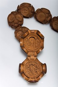 Růženec Jindřicha VIII., detail otevřeného korálku Pater (zimostráz) od Flemish School