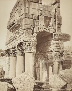 Detail pronaos chrámu Bakchus, v archeologické zóně Heliopolis nebo Baalbek, starověké syrské město, nyní Libanon od Félix Bonfils