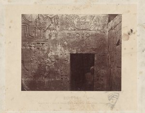 Muž v een deuropeningu v chrámu van Ramses III v Egyptě Sochy v Chrámu Ramesse III., vzadu na 2. nádvoří, vpravo (Karnak) - Théby (název na objektu) Egypt (název série na objektu) od Félix Bonfils
