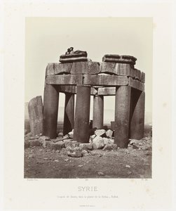 Muž op od qubba van Douris, nabij Baalbek Sýrie. Kopule Douris, v rovině Bekàa - Balbek (název na objektu) Starověká architektura: Egypt, Řecko, Malá Asie: Fotoalbum (název série) od Félix Bonfils