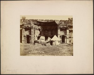 Obdélníkový dvůr, Baalbek od Félix Bonfils