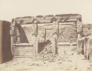 Dendera Tentyris, Athorův chrám – svatyně umístěná v jihozápadním úhlu..., 1851-52, tištěno 1853-54. od Félix Teynard