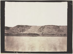 Celkový pohled na památky vytesané do skalního podloží s fotografovým Dahabieh. Abu Simbel