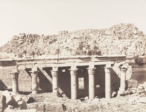 Ostrov Fileh Philæ, západní kolonáda – ruiny při pohledu z bodu L, 1851-52, tištěné 1853-54. od Félix Teynard