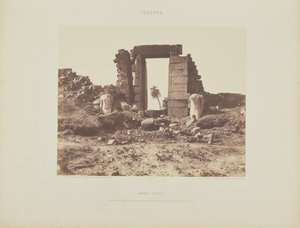 Karnak (Théby). První pylon - Ruiny brány a kolosů, pohled z bodu E od Félix Teynard