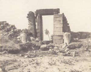 Karnak Théby, První pylon – Ruiny brány a kolosů, ..., 1851-52, vytištěno 1853-54. od Félix Teynard