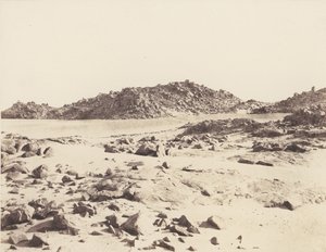 První šedý zákal, žulové hory pokryté písky, 1851-52, tištěno 1853-54. od Félix Teynard