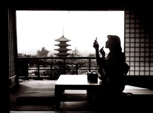 "Frivolní Kjóto". Pagoda Yasaka při pohledu z restaurace Kyo-Yamato od Fosco Maraini