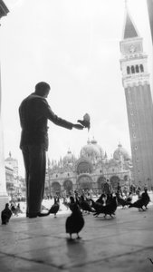 Japonsko a Itálie: sochař Ernesto Michahelles řekl Thayaht na náměstí San Marco v Benátkách.