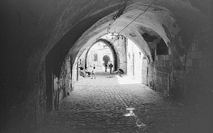 Cesta v souks jeruzalémského Starého města od Fosco Maraini