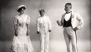 Florence Jameson, Reginald Switz a Alfred Clarke ve scéně z The Blue Moon, 20. století. od Foulsham and Banfield