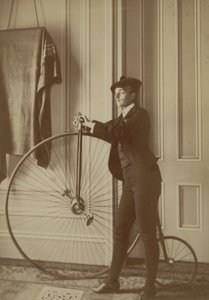 Uvnitř domu s kolem Penny Farthing Bicycle, cca 1890 (sépiová fotografie) od Frances Benjamin Johnston