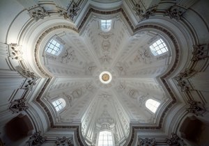 Vnitřní pohled na kopuli kostela sv. Ivo alla sapienza od Francesco Borromini