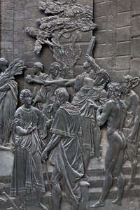 Základna představující Alessandra Farnese přijímající velvyslance anglické královny Alžběty, detail sochy Alessandra Farnese od Francesco Mochi