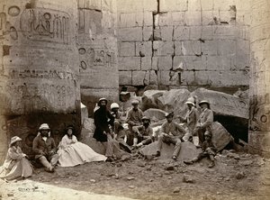 Skupinová fotografie ve Sloupové síni, Karnak, Théby, 1862