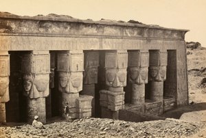 „Egypt a Palestina“: fasáda pronaos chrámu z římské éry zasvěceného bohyni Hathor v Dandara, Horní Egypt od Francis Frith