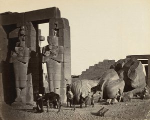 Fallen Socha v Ramesseum, Théby od Francis Frith