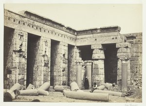 Vnitřní soud Medinet Habbo, Théby, 1857. od Francis Frith
