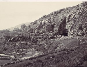 Hlavní zdroj Jordánu, vytékající z jeskyně poblíž Banias, poblíž místa ..., ca. 1857. od Francis Frith