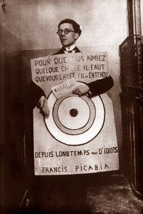 Andre Breton jako terč sendvičového muže (Picabia) na festivalu Dada, Paříž, 27. března. od Francis Picabia