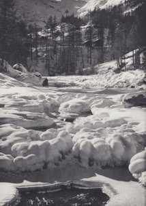 Pennine Alps: Frozen Stream (černobílá fotografie)