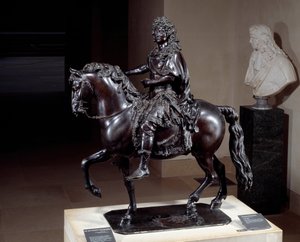 Jezdecká socha krále Ludvíka XIV. (1638–1715) z bronzu roztavená ztraceným voskem. Socha Francoise Girardona (1628-1715). 17. století. Slunce 1,02x0,98x0,5 m Paris musee du Louvre