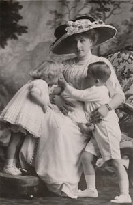 Španělská královna Viktorie s princem Alfonsem, princeznou Marií Christinou a princeznou Beatrice, 1911. od Frank Arthur Swaine