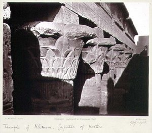 Hlavní města Portico, Chrám Khnum, Esna (černobílá fotografie)
