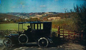Raný barevný autochrom kolem roku 1916. Muž v autě, možná fotograf v Anglii,... od Franklin Price Knott