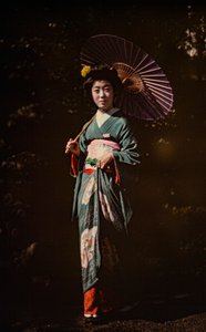 Japonka se slunečníkem a kimonem, raný barevný autochrom, cca 1916 (foto) od Franklin Price Knott