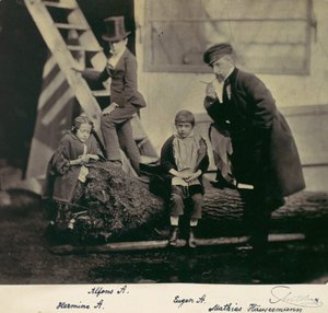[Hermine, Alfons a Eugen Antoine a Mathias Höusermann na padlém stromě], 50.–60. léta 19. století.