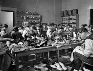 Řemeslníci při práci v ateliéru návrháře a výrobce obuvi Ferragamo v Palazzo Feroni, Florencie, 1937 (skleněná deska)