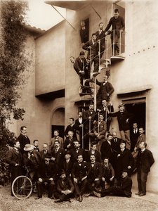 Portrét zaměstnanců fotografického zařízení Alinari Brothers, ve Florencii, 1899 (skleněná deska)