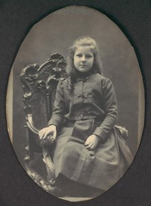 [Dívka s kroužky, vsedě, tříčtvrteční délka], 90. léta 19. století.