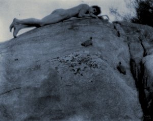 Nahý mladý muž na skalách s želvou a pastýřskou holí, kolem roku 1906 (kyanotypie)