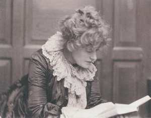 Portrétní fotografie Ellen Terry (1847-1928) při čtení, autor Frederick Hollyer (1837-1933) (sépiová fotografie)