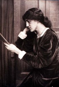 Portrétní fotografie May Morris (1862-1938), dcery Jane Morris od Fredericka Hollyera (1837-1933)
