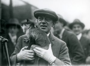 Mangabey černochocholatý, možná Piha, se svým psovodem, účastnící se vnějšího vysílání z londýnské zoo, 1925 od Frederick William Bond