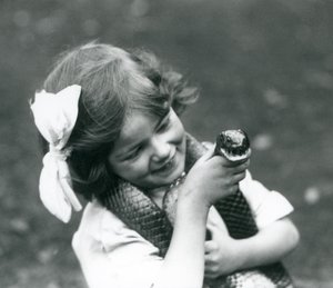 Mladá dívka Betty drží hada indigovce východního, Londýnská zoo, 1924 od Frederick William Bond