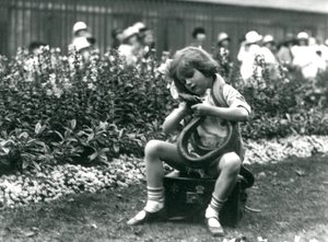 Mladá dívka Betty držící východního indigového hada, zatímco sedí na koženém kufru, Londýnská zoo, 1924 od Frederick William Bond