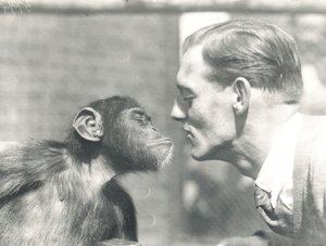 Šimpanz Booboo a John Shelly v londýnské zoo ZSL, září 1927 od Frederick William Bond
