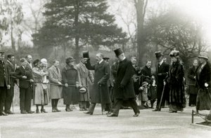 Král Jiří V., zvedající klobouk před davy v přední části svého doprovodu, během návštěvy londýnské zoo, aby oficiálně otevřel akvárium, duben 1924 od Frederick William Bond