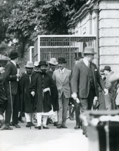 Sir Peter Chalmers Mitchell, s etiopským regentem Haile Selassiem a jeho doprovodem, Londýnská zoo, 1924 od Frederick William Bond