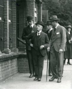 Italský král Victor Emmanuel III při návštěvě londýnské zoo v roce 1924 od Frederick William Bond